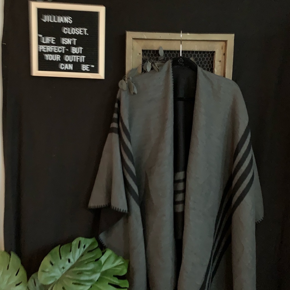 Reversible cape - Picture 2 of 3